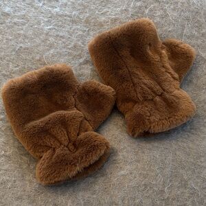 Apparis fingerless gloves